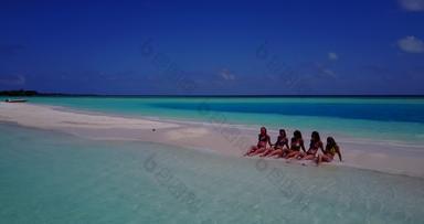 性感的美模型拍的有趣的海滩天堂白色沙子蓝色的背景